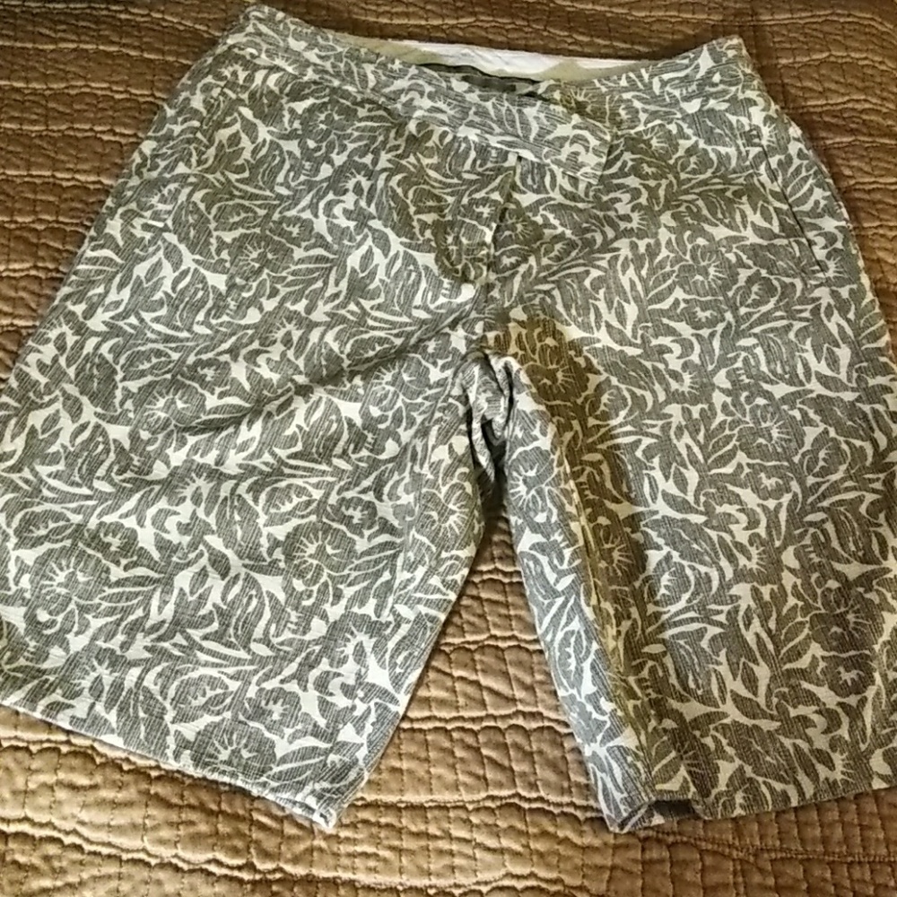 Liz Claiborne Patterned Cream Shorts